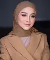 Lesti Kejora tampil memesona dengan nuansa makeup yang natural. Warna cokelat yang hangat membaur sempurna di atas tone kulitnya. Foto: Instagram.