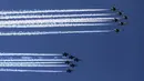 Skuadron jet tempur Blue Angels dari Angkatan Laut dan Thunderbirds dari Angkatan Udara Amerika Serikat bermanuver di langit Kota New York, Selasa (28/4/2020). Aksi tersebut sebagai bentuk penghormatan untuk petugas medis yang tengah berjuang melawan virus corona COVID-19. (AP Photo/Bebeto Matthews)