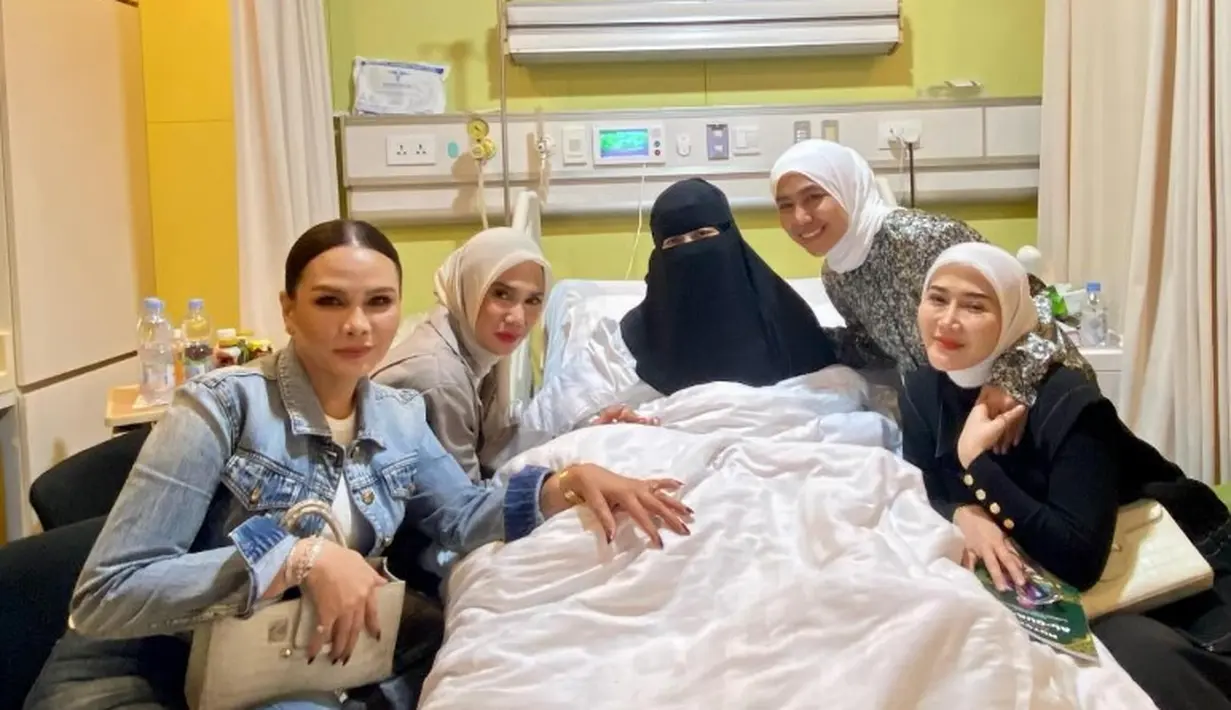 Umi Pipik saat dirawat di rumah sakit [Instagram/_ummi_pipik_]