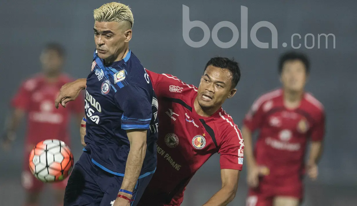 Memasuki usia 40 tahun, El Loco, tetap tangguh saat berduel dengan pemain lawan. (Bola.com/Vitalis Yogi Trisna)