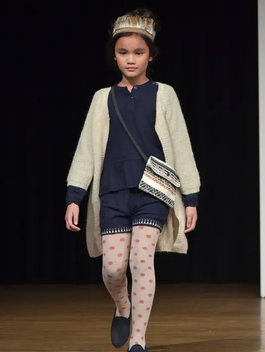 Model cilik berjalan di atas catwalk membawakan busana Mini-A-Ture Copenhagan selama petitePARADE di Children's Club di Jacob Javits Center, New York, AS (9/1). (Mike Coppola/Getty Images for petitePARADE/AFP)