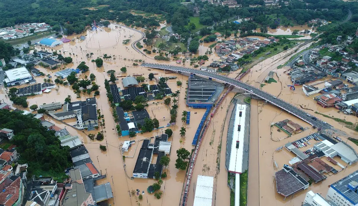 Pemandangan Franco da Rocha, banjir setelah hujan lebat, di Sao Paulo, Brasil (30/1/2022). Sedikitnya 19 orang tewas di kota-kota di pedalaman negara bagian terbesar Brasil, Sao Paulo, setelah tanah longsor akibat hujan lebat melanda wilayah itu sejak Sabtu. (AP Photo/Orlando Junior-Futura Press)