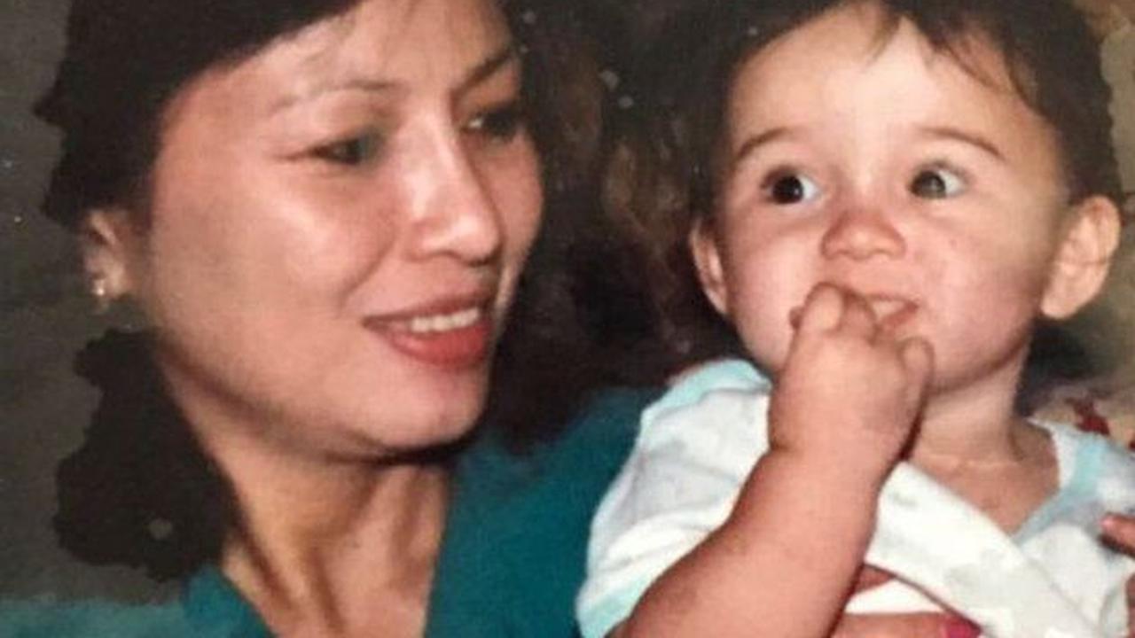 Dikenal sebagai aktris sekaligus model ternama, rupanya Julie juga terlihat tak segan memperlihatkan ekspresinya di depan kamera sejak kecil. Seperti saat dirinya bersama sang ibunda tercinta.