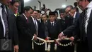 Ketua DPR Ade Komarudin (tengah) saat peresmian ruang sidang Mahkamah Kehormatan Dewan, Jakarta, Kamis (28/7).Dan juga menjaga marwah DPR RI karena tempat sidang yang lama kurang memadai. (Liputan6.com/Johan Tallo)