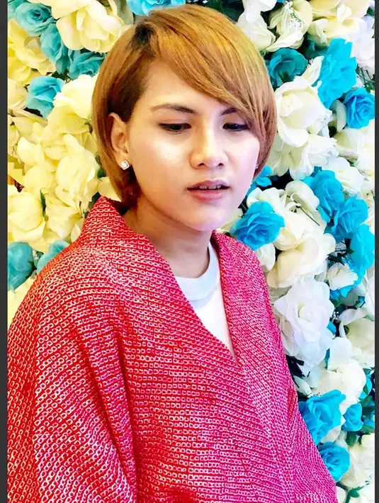 Selama ini diketahui bahwa Evelyn selalu berpenampilan santai yang tomboy seperti layaknya seorang laki-laki. Namun, terlihat dari akun Instagramnya, ada yang berbeda, yakni Evelyn memakai hijab. (Instagram/evelinnadaanjani)