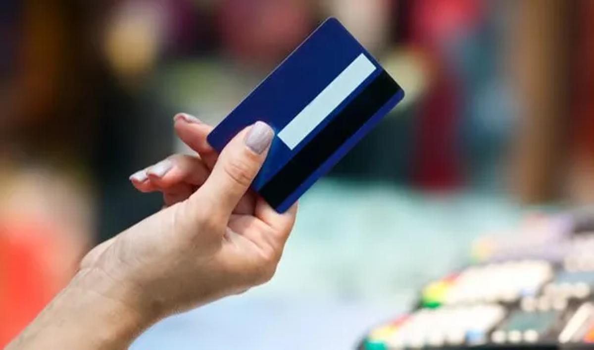 Kedua, menurut Alfons, di mesin EDC sudah disetel alat yang bisa mencuri data kartu termasuk PIN.