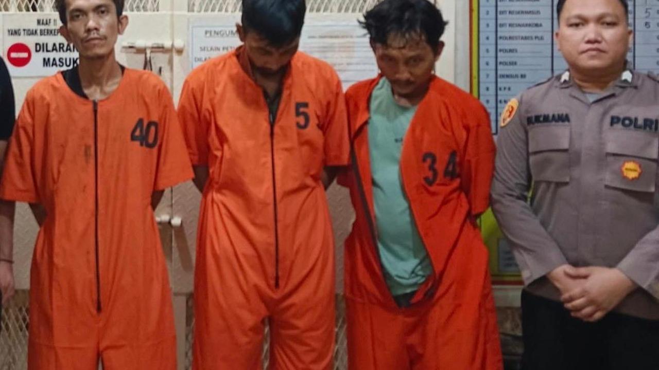 Sabu dan ekstasi yang diambil dan dibawa pelaku menggunakan sepeda motor dipindahkan ke mobil.<br>