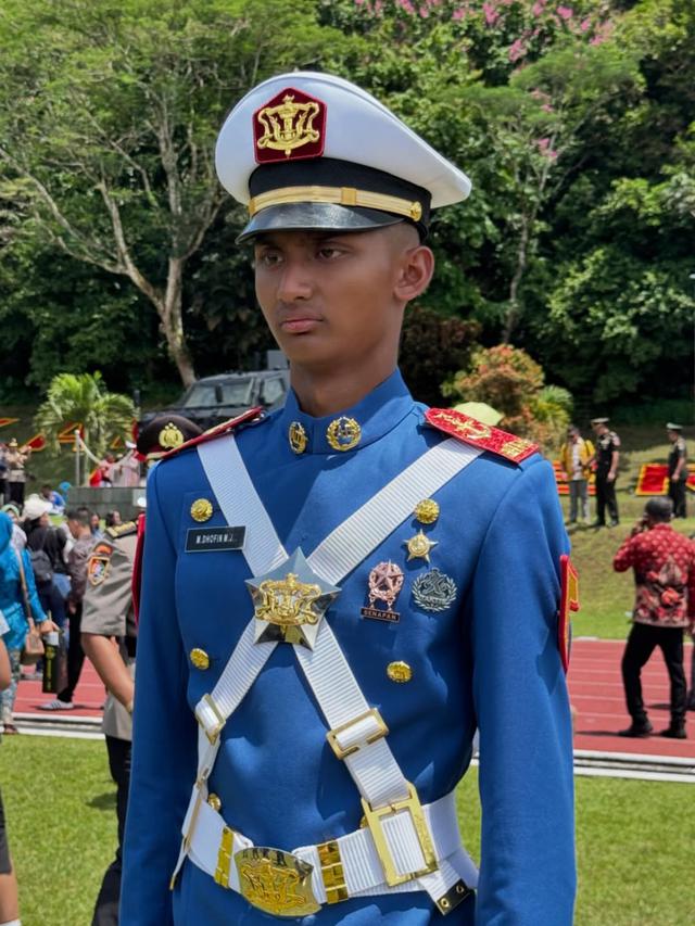 6 Potret haru Dhofin anak Ibnu Jamil wisuda Prabhatar Akmil 2025, sujud di kaki sang ibu