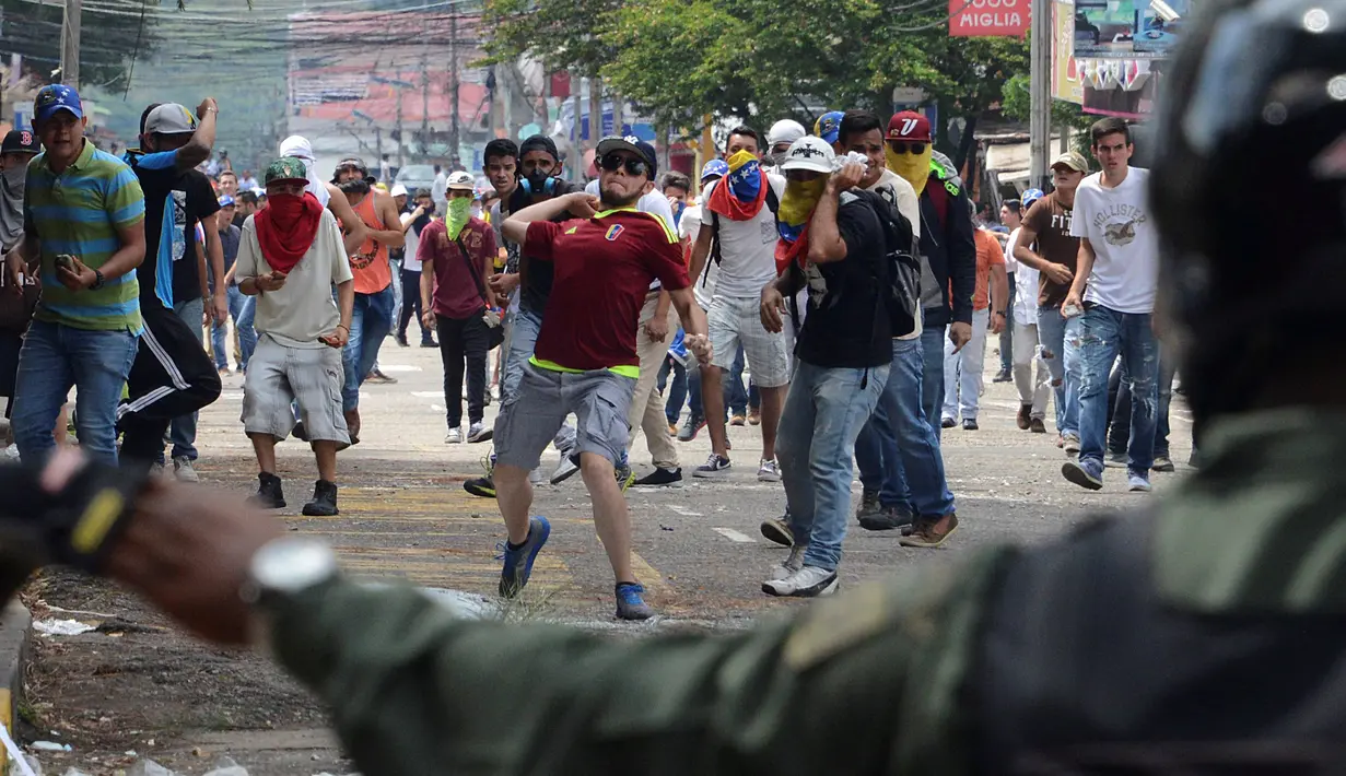 Demonstran saat bentrok dengan polisi antihuru-hara saat aksi unjuk rasa anti-Presiden Nicolas Maduro di San Cristobal, Venezuela, (26/10). Sekitar 120 orang terluka dan 147 demonstran lainnya ditangkap polisi. (REUTERS/Carlos Eduardo Ramirez)