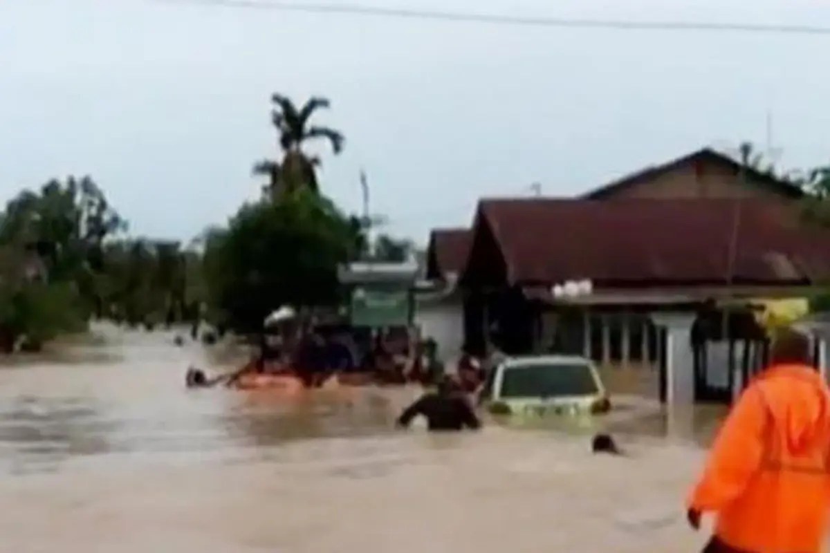 Banjir Padang Sebabkan Ratusan Rumah Terendam