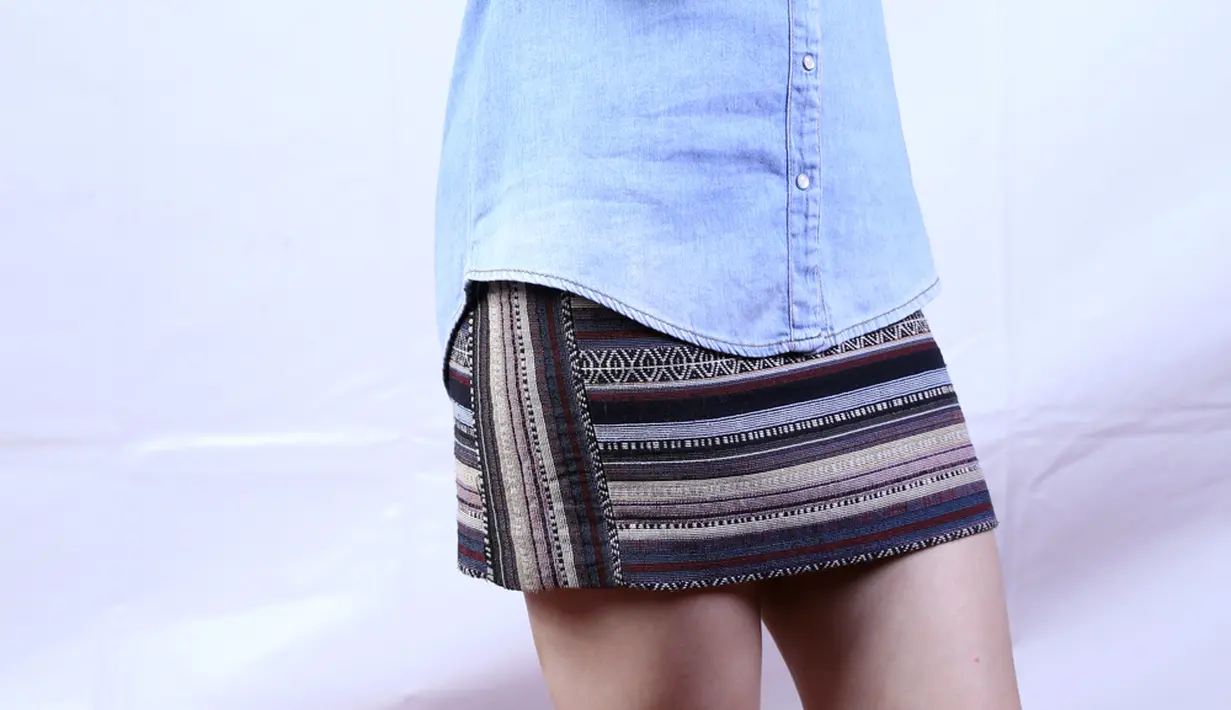 Kemeja dan rok mini saja sudah cukup membuatnya tampak sempurna (Galih W Satria/Bintang.com)