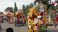Ribuan masyarakat Kabupaten Rokan Hilir berjejer di sepanjang jalan yang di lalui oleh peserta pawai karnaval sambil memberikan aplus.