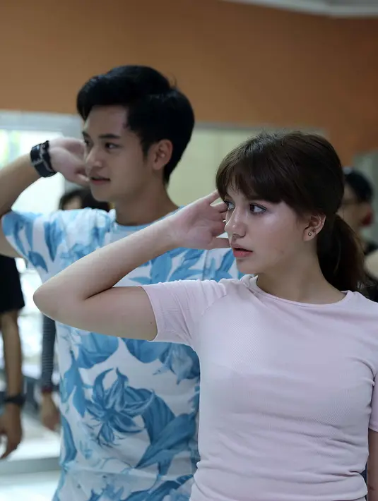 Saat menjalani latihan kedua Randy Martin dan Cassandra Lee, beberapa kali menunjukkan kemesraannya. Bahkan dalam akun Instagramnya, Cassie mengungkapkan bahwa ini merupakan dance romantis kisah cinta keduanya. (Nurwahyunan/Bintang.com)