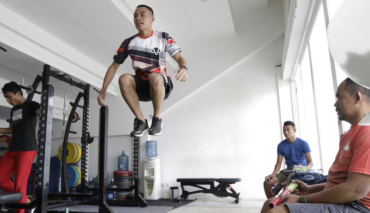Atlet lari gawang 400 meter, Halomoan, melakukan lompatan saat latihan fisik di Stadion Madya, Jakarta, Kamis, (17/9). Latihan tersebut untuk persiapan SEA Games 2019. (Bola.com/M Iqbal Ichsan)
