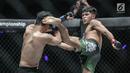 Dua petarung Indonesia, Rizki Umar (kanan) melakukan tendangan ke petarung Arnol Batubara (kiri) saat berlaga pada partai pertama dalam One Championship di Jakarta, Sabtu (20/1). Rizki Umar menang pada partai pertama. (Liputan6.com/Faizal Fanani)