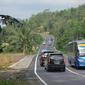 Kendaraan di jalur selatan Jawa Tengah (JLS) di Sengkala, Perbatasan Banyumas-Cilacap cenderung lengang pada masa arus balik 2017 ini, Sabtu (1/7/2017). (Liputan6.com/Muhamad Ridlo)