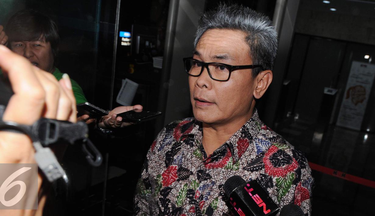 Jubir Presiden Joko Widodo, Johan Budi saat tiba di KPK, Jakarta, Jumat (11/11). Wadah pegawai KPK menggelar acara ulang tahun yang dihadiri pegawai dan mantan pegawai. (Liputan6.com/Helmi Afandi)