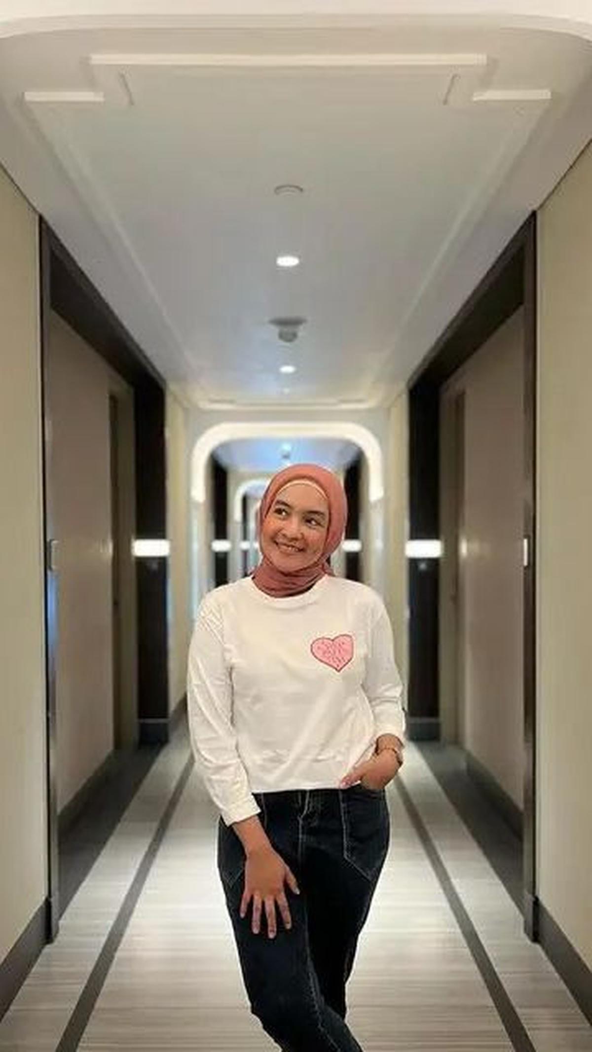Santi, karakter yang diperankan oleh Intan Nurani di musim kedua Jinny Oh Jinny, juga telah mengikuti jejak beberapa rekannya dengan mengenakan hijab sejak tahun 2016.