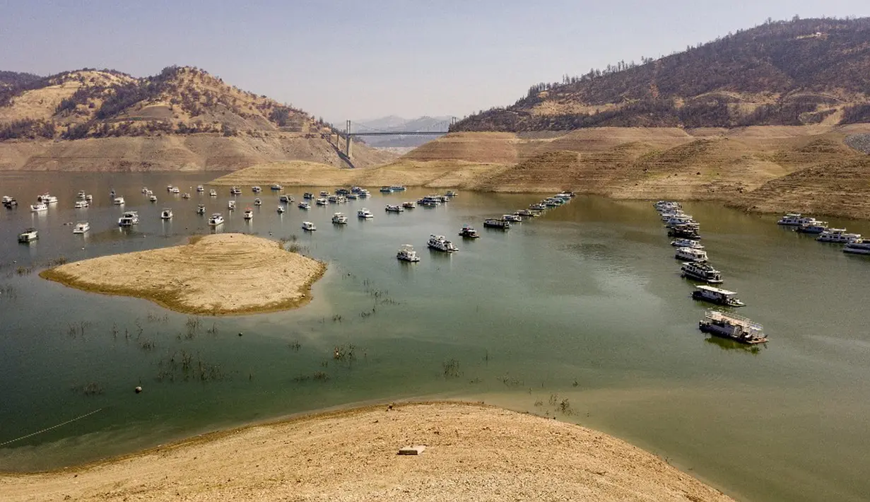 Rumah perahu terlihat di Danau Oroville yang surut di Oroville, California, Amerika Serikat, 5 September 2021. Sebagian besar California dilanda panas berlebihan, kekeringan parah, dan serangkaian kebakaran hutan besar-besaran. (JOSH EDELSON/AFP)