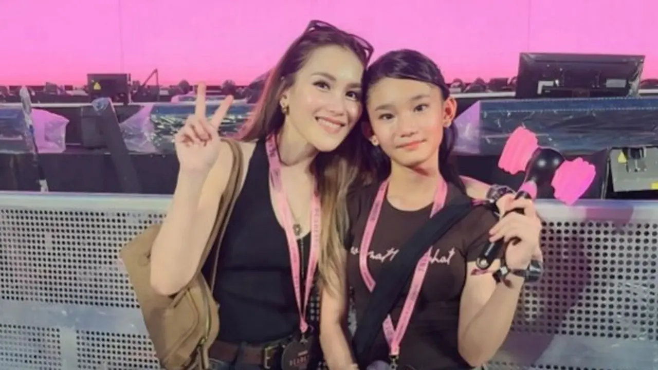 Model Sepatu Ayu Ting Ting dan Bilqis Saat Nonton Konser BLACKPINK di Jakarta