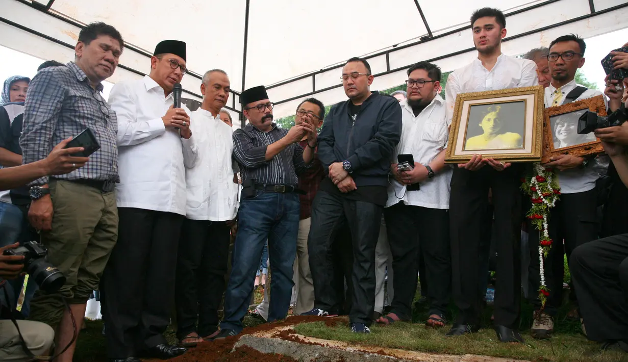 Jenazah dari rumah duka di kawasan Kemang Timur, Jakarta Selatan, tiba di TPU sekitar pukul 16.30. WIB. Lantunan ayat suci terus berkumandang hingga proses pemakaman selesai. (Nurwahyunan/Bintang.com)