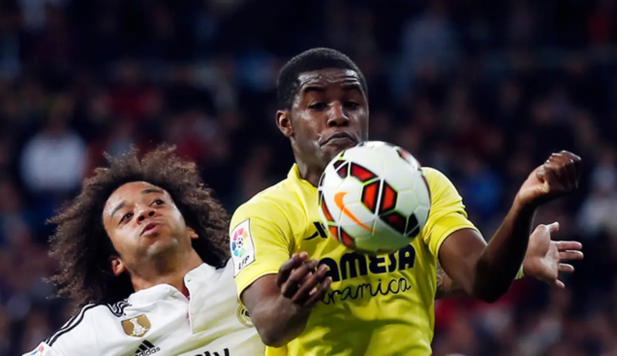 Penyerang Villareal, Joel Nathaniel Campbell berusaha mengontrol bola melewati bek Real Madrid Marcelo pada laga Liga Spanyol di Santiago Bernabeu, Spanyol, (1/3/2015). Real Madrid bermain imbang dengan Villareal (1-1).  (Reuters/Susana Vera)