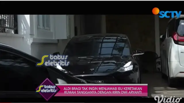 Aldi Bragi tak merespon pewarta yang hendak menggali informasi terbaru mengenai kabar pernikahannya dengan Ririn Dwi Ariyanti. (YouTube/ SCTV)