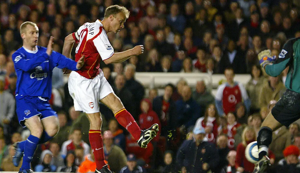 Everton menjadi korban pertama dari kemenangan besar Arsenal di era Premier League. Pada laga tunda pekan ke-33 musim 2004/2005 (11/5/2005) yang digelar hanya sepekan menjelang pekan pamungkas, The Gunners menang dengan skor 7-0 atas The Toffees yang saat itu dibesut David Moyes berkat aksi ciamik Dennis Bergkamp yang menyumbang satu gol dan 3 assist. (AFP/Martin Hayhow)