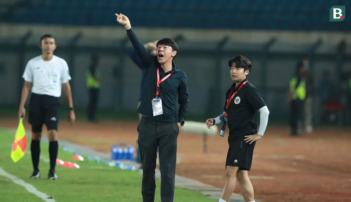 Pelatih Indonesia, Shin Tae-yong memberikan instruksi kepada para pemainnya dalam laga uji coba FIFA Matchday antara Timnas Indonesia menghadapi Bangladesh di Stadion Si Jalak Harupat, Bandung, Rabu (1/6/2022) malam WIB. (Bola.com/M. Iqbal Ichsan)