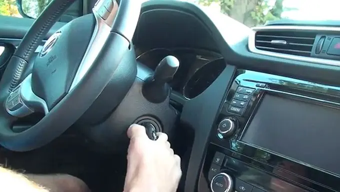 Gokil! Demi Main CoC, Sopir Truk Ini Mengemudi Pakai Kaki