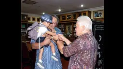 SBY dan Hatta Radjasa tampak harmonis saat berebut menggendong cucu kesayangan mereka (13/07/2014)(Istimewa/Instagram@aniyudhoyono)