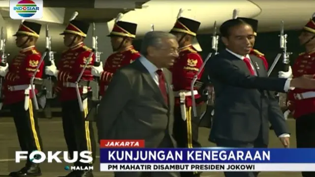Kedatangan Mahatir dan istrinya Siti Hasmah Mohamad Ali, disambut langsung oleh Presiden Jokowi beserta ibu negara.