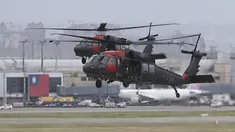 Dua helikopter Sikorsky UH-60 "Black Hawk" mendekat selama latihan militer tahunan Han Kuang yang mensimulasikan serangan terhadap lapangan terbang di Bandara Internasional Taoyuan, Taoyuan, Taiwan, Rabu (26/7/2023). Militer Taiwan dimobilisasi untuk latihan pertahanan rutin dari 24-28 Juli. (AP Photo/ Chiang Ying-ying)
