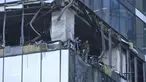 Penyelidik memeriksa gedung pencakar langit yang rusak di kawasan bisnis "Kota Moskow" setelah serangan drone yang dilaporkan di Moskow, Rusia, Minggu dini hari (30/7/2023). (AP Photo)