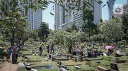 Suasana saat sejumlah umat muslim berdoa di makam keluarganya di Tempat Pemakaman Umum (TPU) Karet Tengsin, Jakarta, Minggu (27/3/2022). Sepekan jelang datangnya bulan suci Ramadan, banyak warga yang melakukan tradisi ziarah makam untuk mendoakan keluarganya. (Liputan6.com/Faizal Fanani)