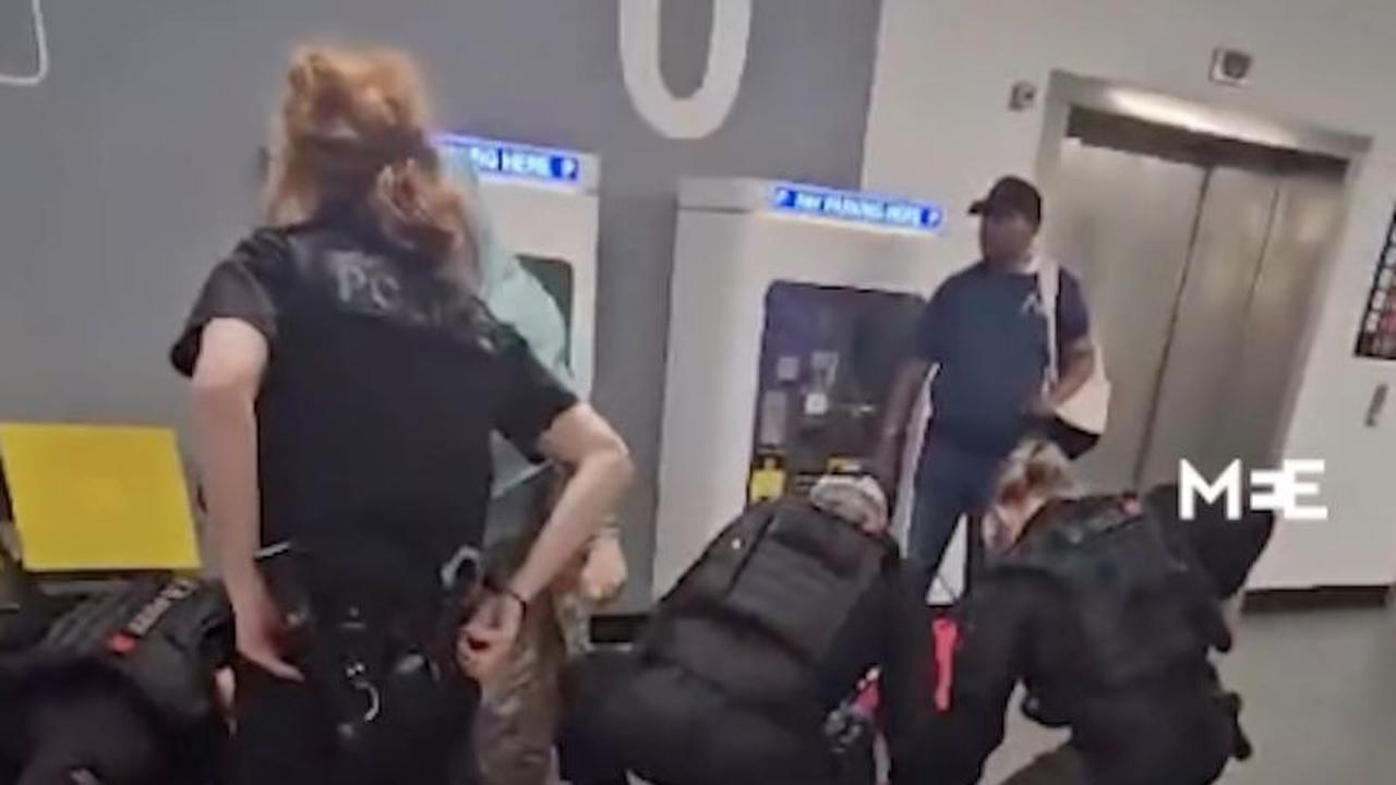 Tendang & Injak Kepala Pria Muslim di Bandara, Begini Nasib Polisi Inggris Arogan & Rasis