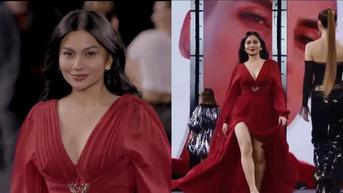7 Potret Ariel Tatum Debut di Paris Fashion Week, Pakai Gaun Merah Elegan