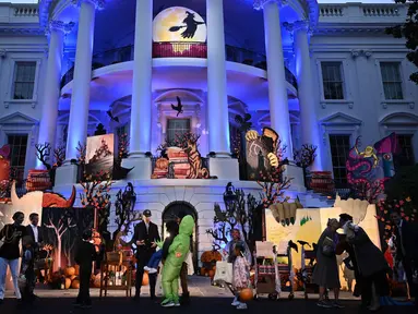 Presiden AS Joe Biden bersama Ibu negara Jill Biden membagikan permen kepada anak-anak saat perayaan Halloween di Halaman Selatan Gedung Putih di Washington, DC, pada 30 Oktober 2023. (Brendan SMIALOWSKI/AFP)