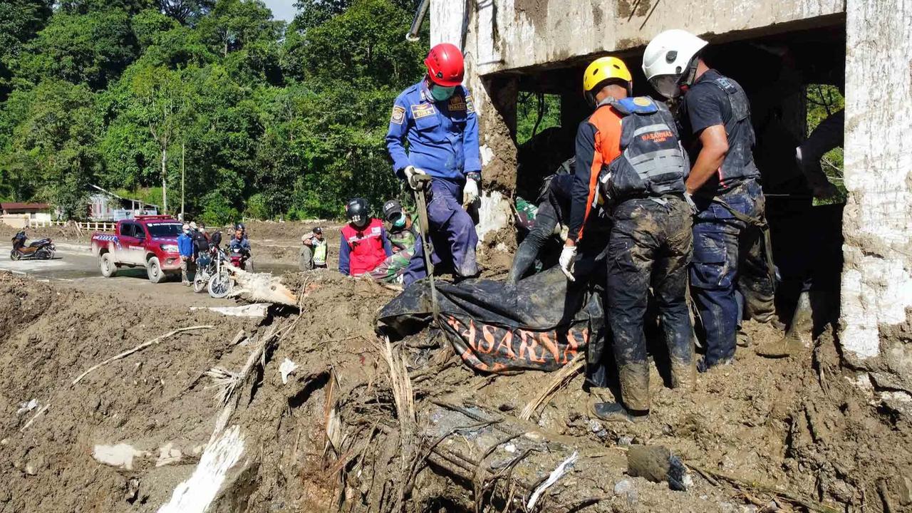 FOTO: Tim SAR Hadapi Medan Sulit Saat Evakuasi Korban Banjir Sumatera–Aceh