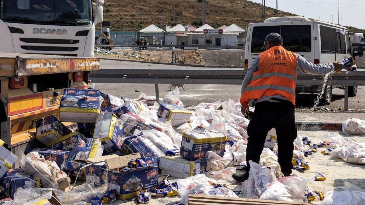 Truk trailer yang membawa pasokan bantuan kemanusiaan untuk Gaza obrak-abrik oleh warga Israel di lokasi dekat penyeberangan Tarqumiyah dengan Tepi Barat yang diduduki Israel pada 13 Mei 2024. Foto: Oren ZIV / AFP<br>