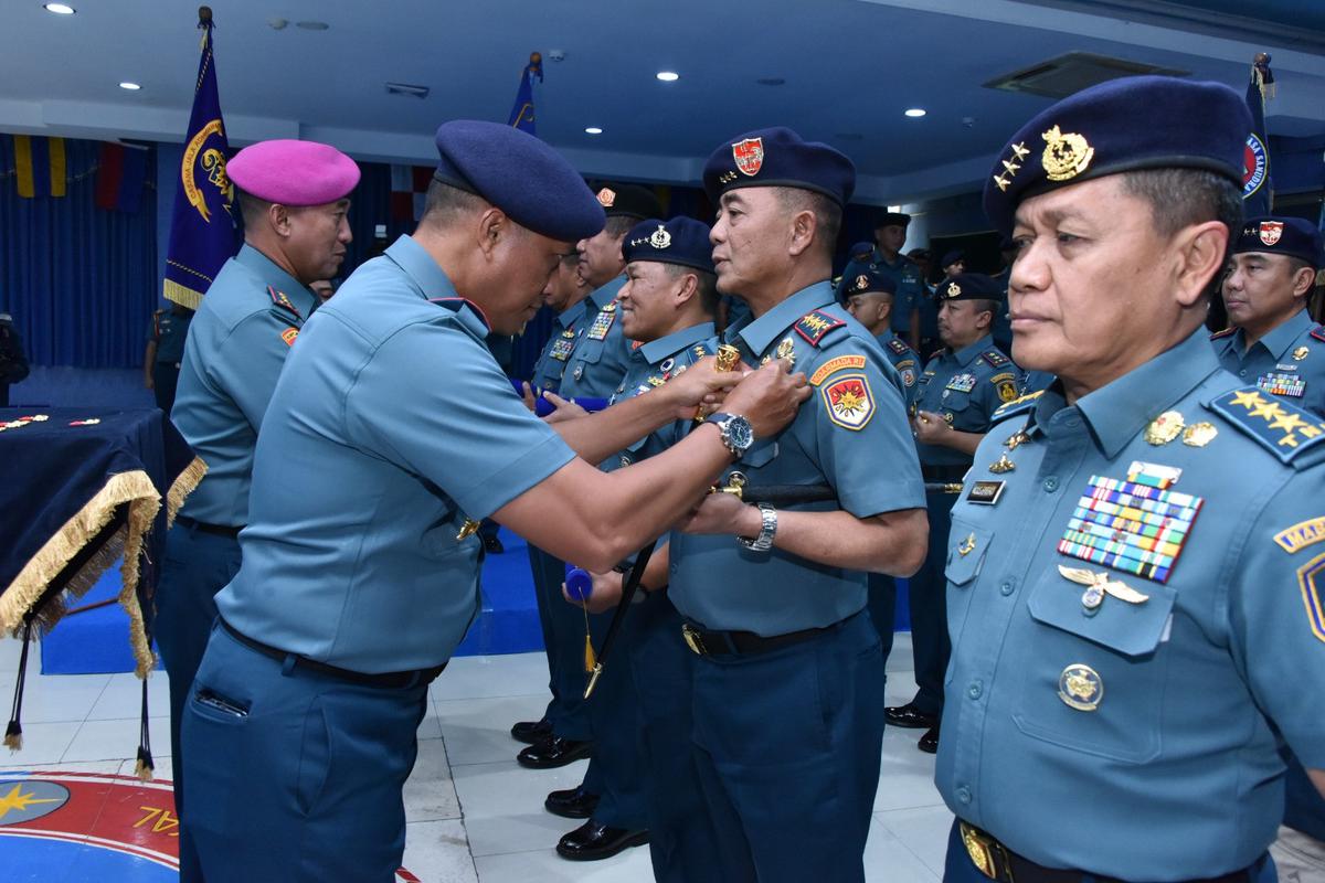 Foto: Brevet Kehormatan Principal Warfare Officer (PWO) di Kodiklatal Surabaya