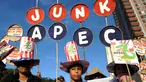 Kelompok aktivis Bayan (My Country) saat melakukan unjuk rasa didepan kedutaam besar AS di Filipina, Sabtu (14/11/2015). Mereka memprotes Kerjasama Ekonomi Asia - Pasifik (APEC) yang akan berlangsung di Filipina. (REUTERS/Ezra Acayan)