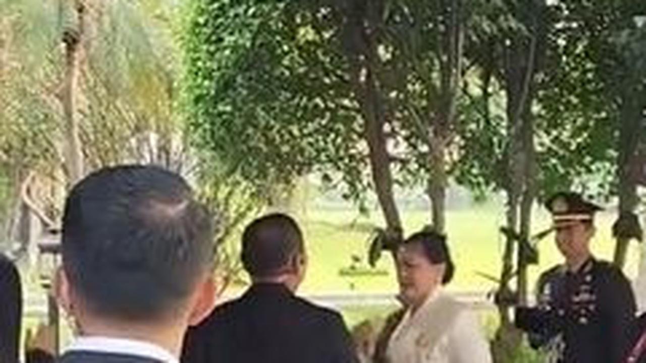 Momen Iriana Terkejut  Saat Paspampres Bawa Spanduk di depan Istana dan Menyanyikan Selamat Ulang Tahun