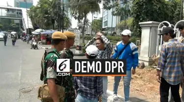 Personel TNI membubarkan pelajar yang akan berdemo ke gedung DPR RI, massa pelajar namyak berkumpulan di kawasan Slipi Jakbar untuk berdemo ke gedung DPR RI.