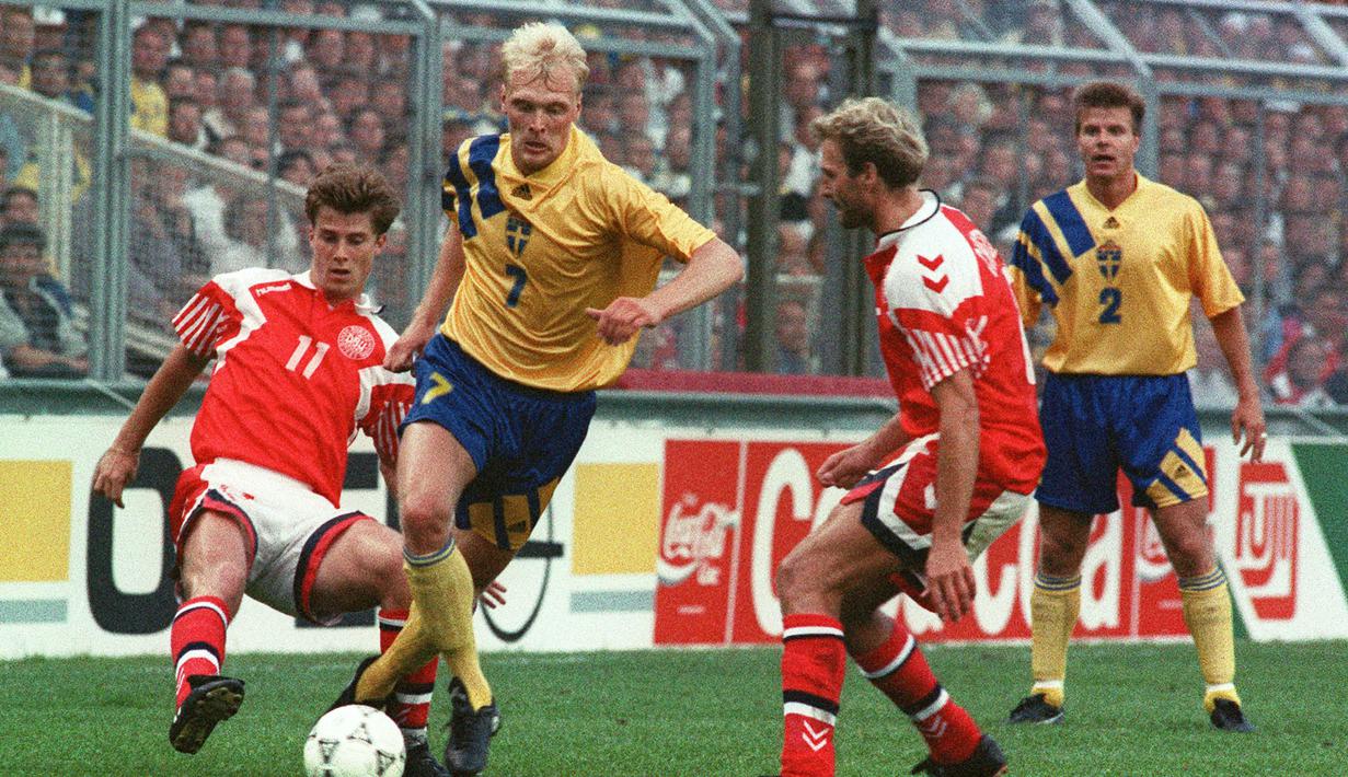 Denmark (merah) hanya berstatus sebagai pengganti Yugoslavia yang terlibat perang hanya 11 hari sebelum Piala Eropa 1992 dimulai. Namun, Denmark berhasil menjadi juara setelah mengalahkan juara Piala Dunia 1990, Jerman, 2-0 di final. (AFP/Boris Horvat)