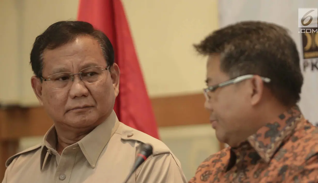 Ketum Partai Gerindra, Prabowo Subianto saat mendengarkan Presiden PKS, Sohibul Iman memberikan keterangan pers di Kantor PKS, Jakarta, Minggu (24/12). Gerindra, PAN, dan PKS, sepakat untuk berkoalisi di Pilkada Serentak. (Liputan6.com/Faizal Fanani)