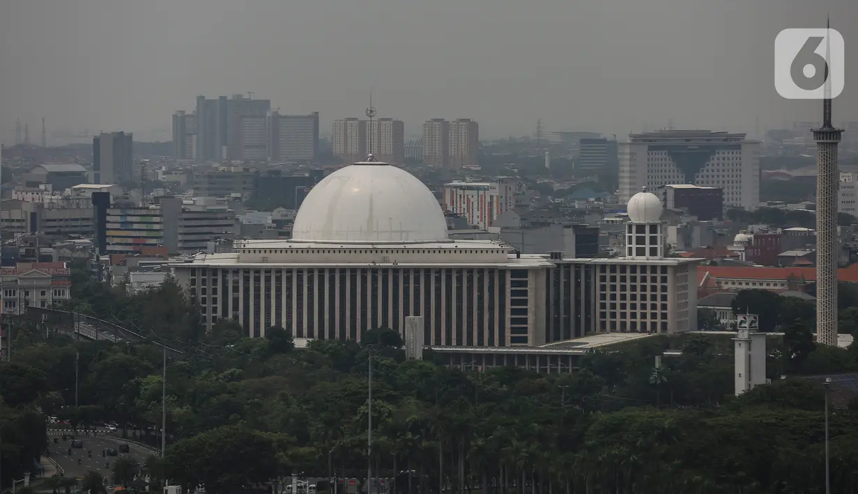 Lanskap gedung pencakar langit diambil dari kawasan Jakarta Pusat, Senin (26/9/2022). Kendaraan bermotor (transportasi) menjadi penyumbang terbesar polusi udara di Jakarta. Hal ini bak menjawab pertanyaan alasan DKI kerap menjadi kota dengan indeks kualitas udara terburuk dunia. (Liputan6.com/Johan Tallo)