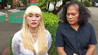 Pedangdut Lia Ladysta mendatangi Pengadilan Agama Jakarta Selatan didampingi kuasa hukumnya, Deolipa Yumara, Senin (6/3/2023). (Dok. IST via M. Altaf Jauhar)