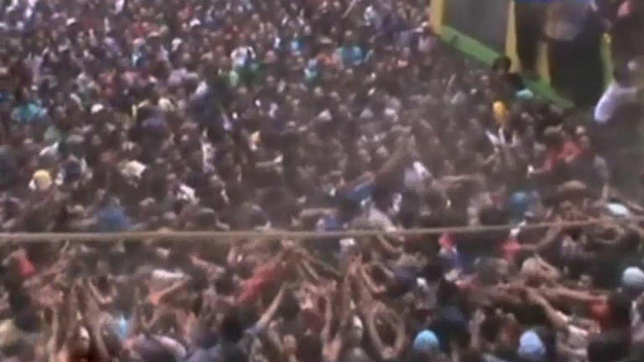 Segmen 7: Warga Berebut Kue Apem hingga Perang Topat