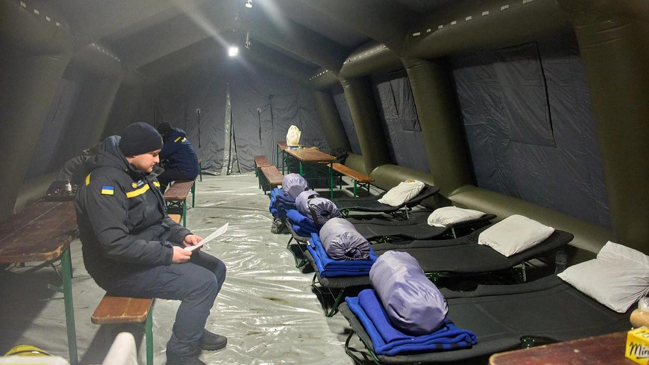 FOTO: Fasilitas Energi Diserang Rusia, Warga Kyiv Terdampak Krisis Musim Dingin